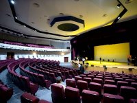 Treize humoristes aux 