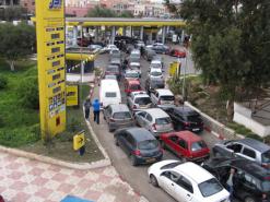 أزمة الوقود تجتاح وهران طوابير عريضة بمحطات البنزين