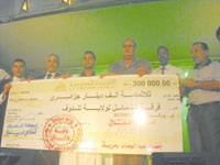 Cl'ture du festival El Inchad de Ouargla 'El Chamail' sur la plus haute marche du podium