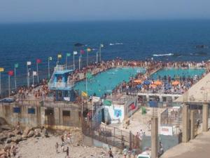 Les piscines communales : dernier refuge des petites bourses en quête de vacances