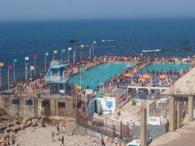 Les piscines communales : dernier refuge des petites bourses en quête de vacances