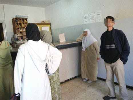 Longues files devant les bureaux de poste