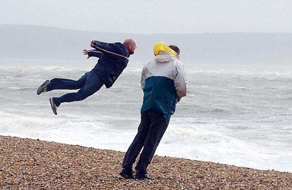 صورة وآية: رياح قوية ترفع الناس