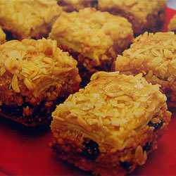 Baklawa aux amandes et aux raisins secs