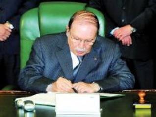 Le président Bouteflika signe six décrets présidentiels