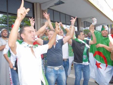 Les supporters préparent Ouagadougou Football. Burkina Faso-Algérie