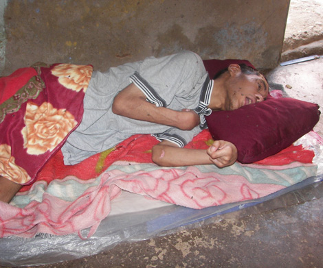 أمّ لثلاثة يتامى معاقين بسعيدة تستنجد بالمحسنين تتقاضى منحة الشبكة الاجتماعية بعد وفاة زوجها