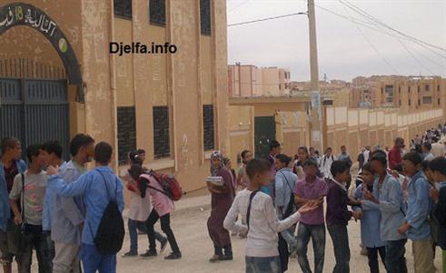 أستاذة و عمال متوسطة 18 فبراير بالجلفة يرفضون كل محاولات الصلح و الترقيع و يطالبون بالإسراع في إبعاد المدير حفاظا على مصلحة التلاميذ فيما تم إيفاد لجنة وزارية للتحقيق و تقصي الحقائق