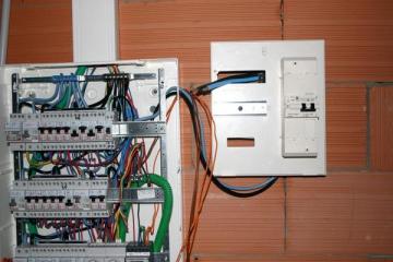 بارونات إستراد يغرقون أسواق الجزائر بتجهيزات كهربائية مقلّدة مرّرت عبر ميناء عنابة بإسم شركة وهمية انتحلت صفة المؤسسة الوطنية لأجهزة القياس و المراقبة