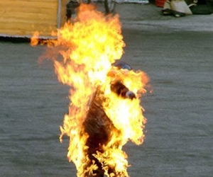 طفل يضرم النار في جسده بوهران .. والسبب 