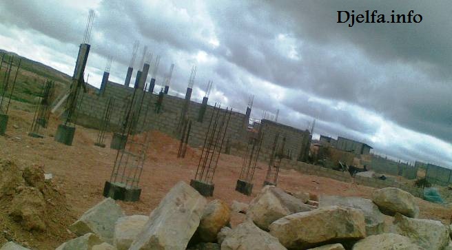 بناءات فوضوية على أرض فلاحية على مسمع و مرأى من السلطات، و عائلة 