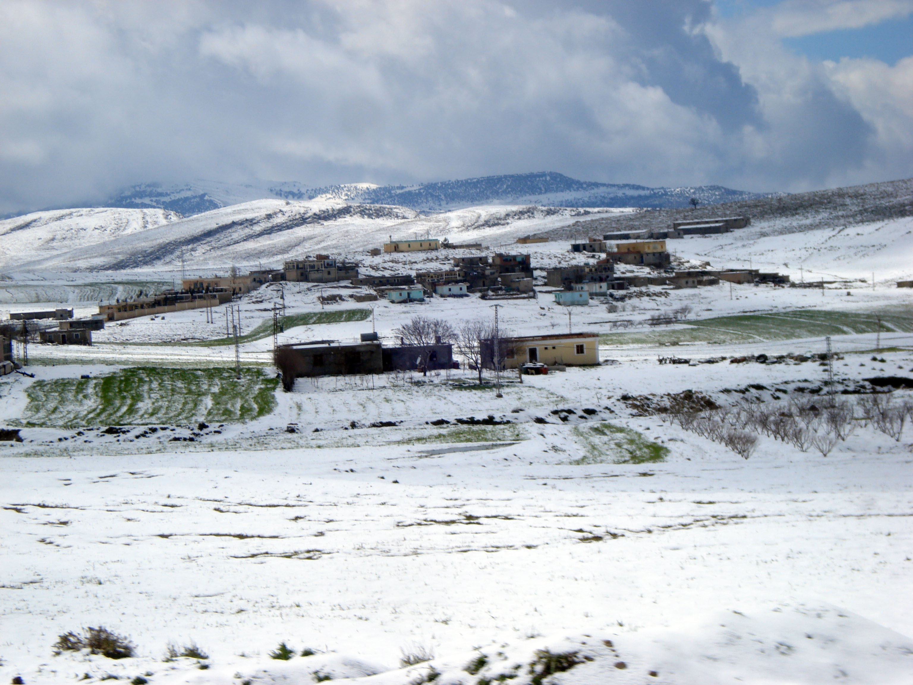 le mont de chélia couvert de neige.