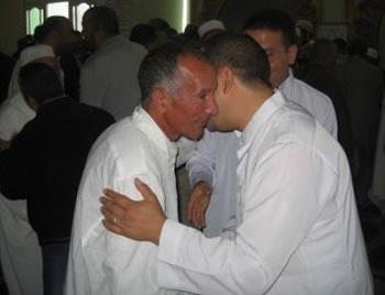 Les joies éphemères de l'aïdON S'EMBRASSE, ON EGORGE, PUIS ON SE GRATTE LA TÊTE