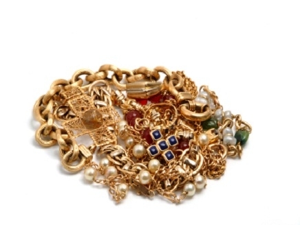 سكيكدة : مجرم خطير يحرض طفلا على سرقة مجوهرات أمه