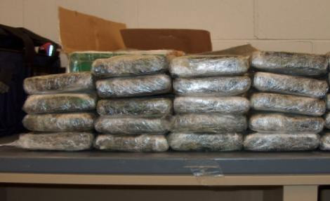 حجز 5 كلغ كيف معالج داخل سيارة ماروتي ببجاية