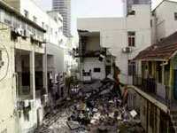 محتجون يغلقون الطريق بعد انهيار جزئي بمبنى بوسط مدينة سكيكدة