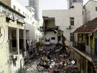 محتجون يغلقون الطريق بعد انهيار جزئي بمبنى بوسط مدينة سكيكدة