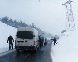 Chutes de neige en Algérie : routes coupées dans plusieurs wilayas du centre et l’est du pays