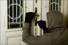 بقعة دم تكشف سارق أحد المنازل بخميستي في تيبازة