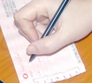 بتواطؤ مع زوجها وقابضي بريد في بسكرة                    تستغل تشابه اسمها مع الضحية لتستحوذ على 162 مليون