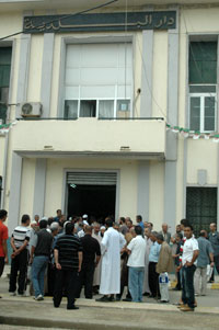 تنديدا بأزمة العطش التي ضربت قريتهم لقرابة شهر كامل.. تيزي وزو/ سكان قرية تيزي أوبمان يغلقون مقر البلدية