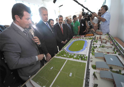 M. Sellal inspecte le chantier du futur tramway