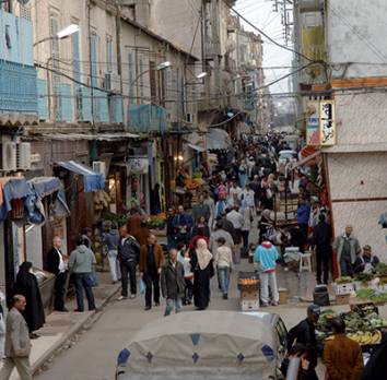 la lutte contre le commerce informel piétineDes rues squattées et des projets de ùarchés en attente