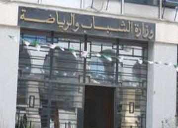 اعتصام عمال الشباب والرياضة أمام مقر مديريتهم بسيدي بلعباسطالبوا بتسوية منحهم العالقة وترقيتهم