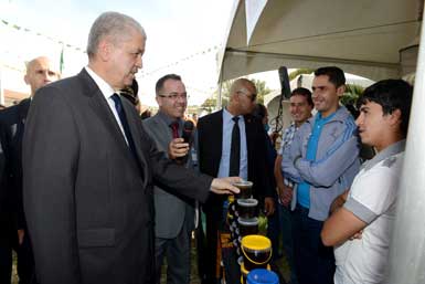 سلال يؤكد من سطيف أن الدولة مستمرة في الاستثمار في التكوينتوسيع خدمات آليات تشغيل الشباب إلى الجامعيين