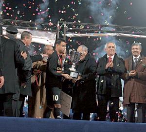 وفاق سطيف 3 ــ النصر اللّيبي2                    النسر الأسود فوق منصة التتويج