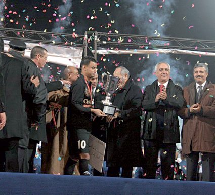 وفاق سطيف 3 ــ النصر اللّيبي2                    النسر الأسود فوق منصة التتويج