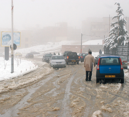 أمام غياب وسائل فتح الطرقات                    الثـلوج تعزل سبع بلديات بجيجل