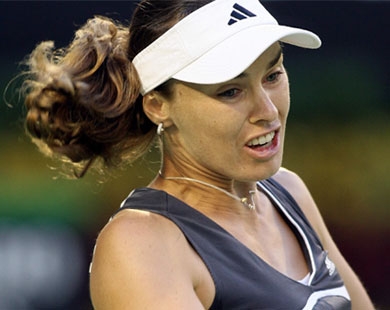 نجمة التنس مارتينا هينغيس تعنف زوجها وتهدده بالمافيا الروسية