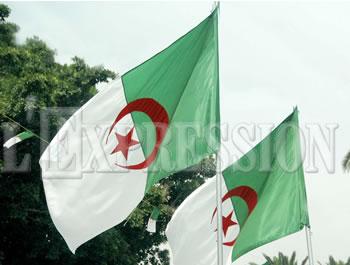 Citoyens cherchent drapeauBEAUCOUP NE SAVENT PAS À QUEL ORGANISME S'ADRESSER POUR SE LE PROCURER