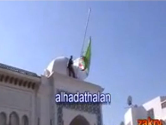 Des marocains attaquent le consulat d'Algérie à Rabat et arrachent le drapeau