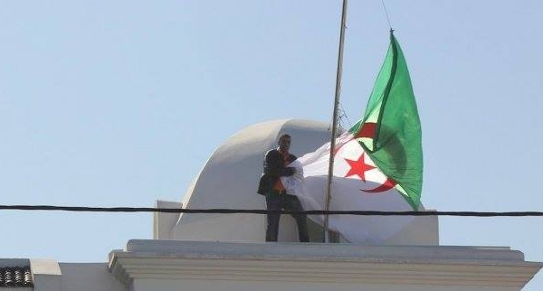 الشرطة المغربية تعتقل مواطن أنزل علم الجزائر من قنصلية الدار البيضاء