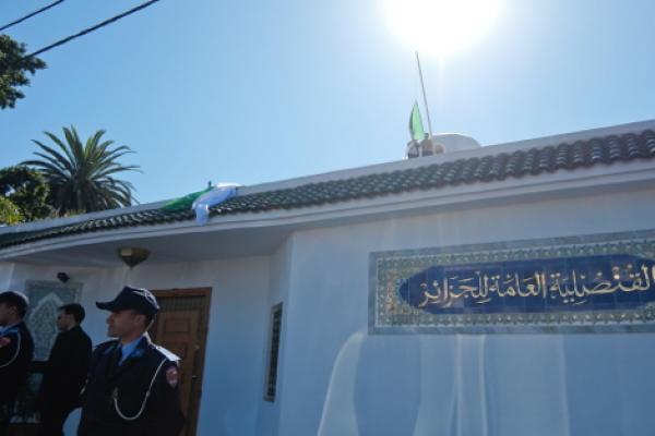 بالفيديو : اسقاط راية الجزائر من على قنصلية الدار البيضاء