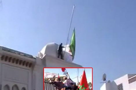 مغاربة يقتحمون قنصلية الجزائر بالدار البيضاء ويمزقون الراية الوطنية