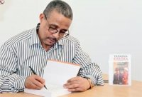 Yasmina Khadra très sollicitéIl a paraphé son dernier roman au stand des éditions Casbah