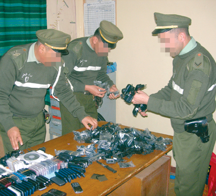 كانت مهربة من المغرب في قطار وهران                    حجز 100 هاتف نقال من آخر طراز بسيدي بلعباس