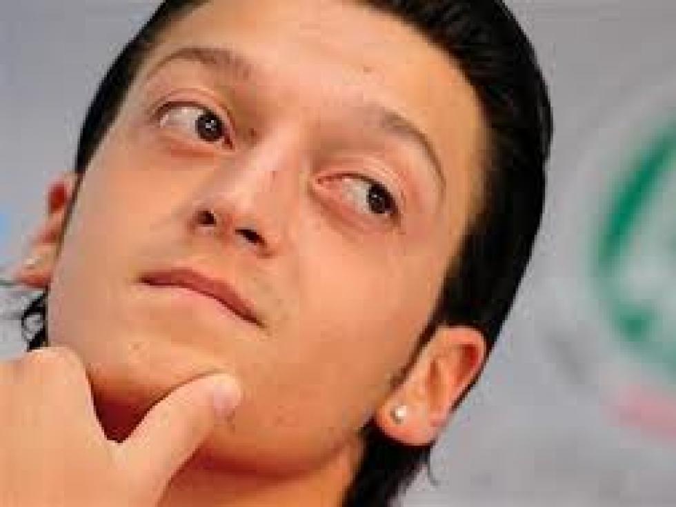 أوزيل يصرح أن أرسنال سيفوز بالدور الإنجليزي ودورتموند فريق لا يقهر