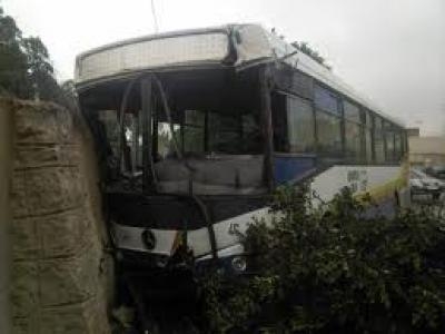 إصابة 11 شخصا في حادث انحراف حافلة لنقل المسافرين بالبليدة