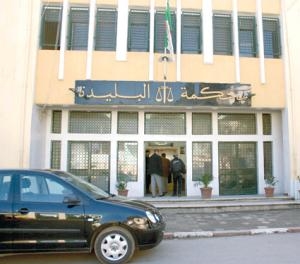 احتجاج واسع أمام مقر محكمة الأربعاء بالبليدة إثر محاكمة شاب اعتدى على عون أمن