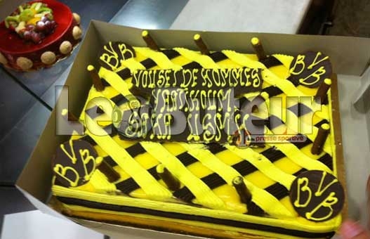 Un gâteau pour les Harrachis pour fêter leur exploit de Bologhine