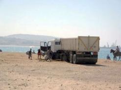 إيداع 3 أشخاص الحبس المؤقت بتهمة سرقة الرمالسكيكدة