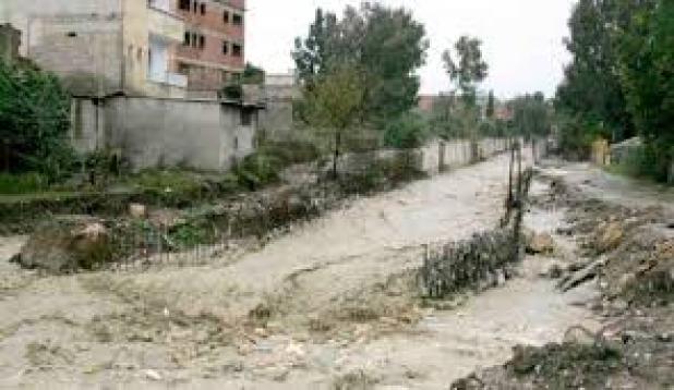 رياح عاتية تحطم منازل بخنشلة