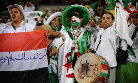 جزائريون ومصريون يتذكرون لقاء أم درمان بالنكت وتبادل 