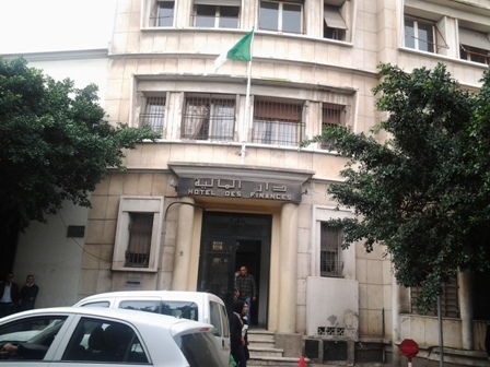 توقيف 3 إطارات بمديرية الضرائب في وهران بسبب تلقي رشوة