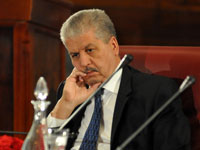 هيستيريا طلابية عارمة بخنشلة ورشق لموكبه بأم البواقي.. مسؤولون لغّموا زيارة سلال إلى الشرق بالاحتجاجات