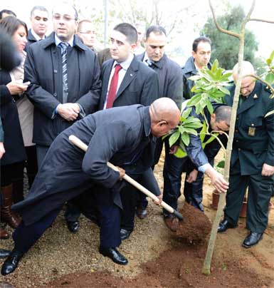 والي العاصمة يعطي الضوء الأخضر لأشغال التزيين والعصرنةتحقيق 60 بالمائة من عملية التنظيف